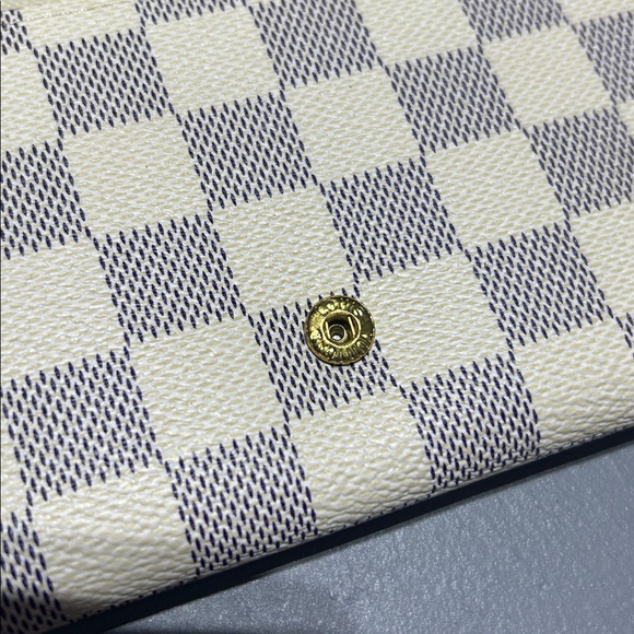 Tri-Fold Patterned Leather Wallet - Picture 11 of 12